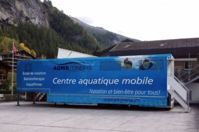 Un camion-piscine itinérant en Suisse