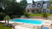 Un chemin d&rsquo;acc&egrave;s &agrave; la piscine 