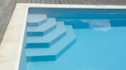 Les escaliers de piscine avec liner : découpe et pose
