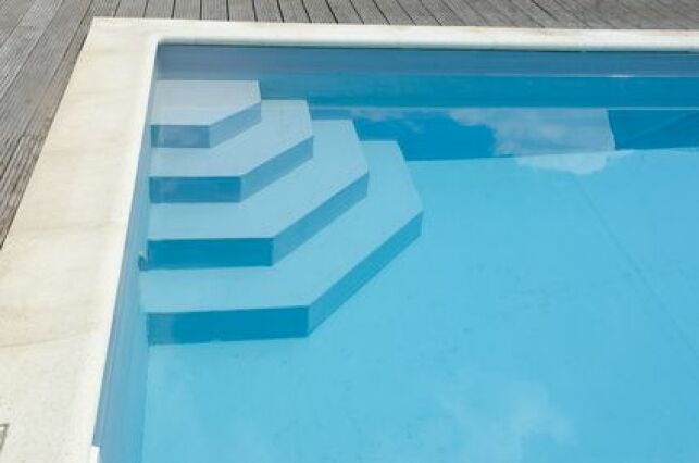 Un escalier de piscine avec liner