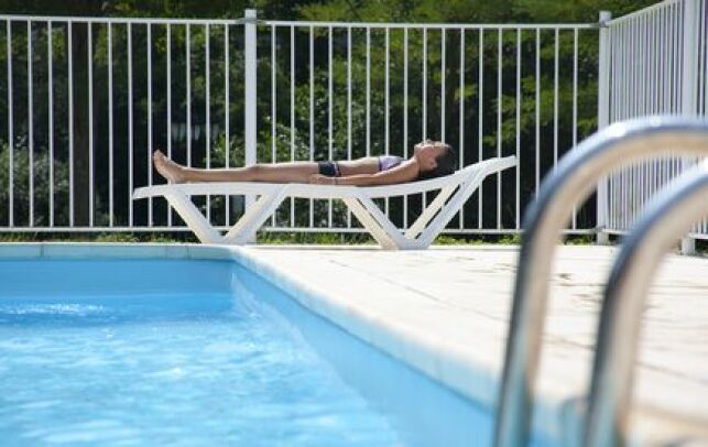 Un escalier de piscine en béton