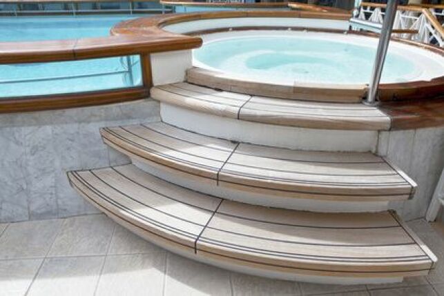 Un escalier pour spa est la touche finale de l'aménagement de votre spa.