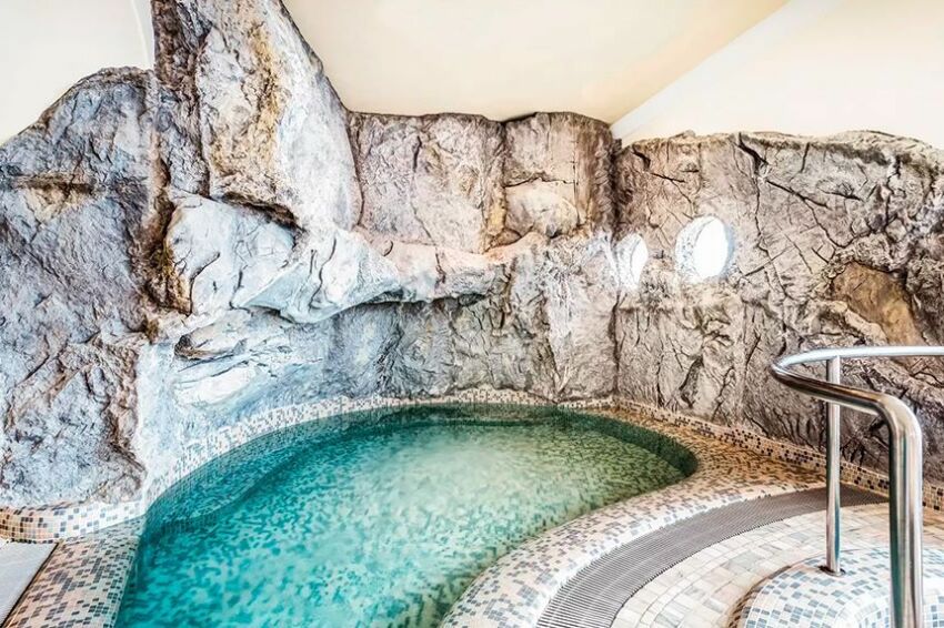 Un espace aquatique ouvert toute la journée, qui invite les clients à se détendre dans sa piscine intérieure ainsi que dans un sauna&nbsp;&nbsp;