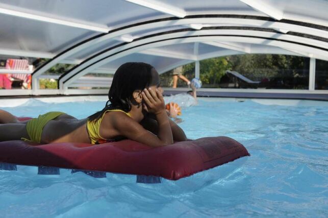 Un exemple d'activité relaxante sous un abri bas de piscine