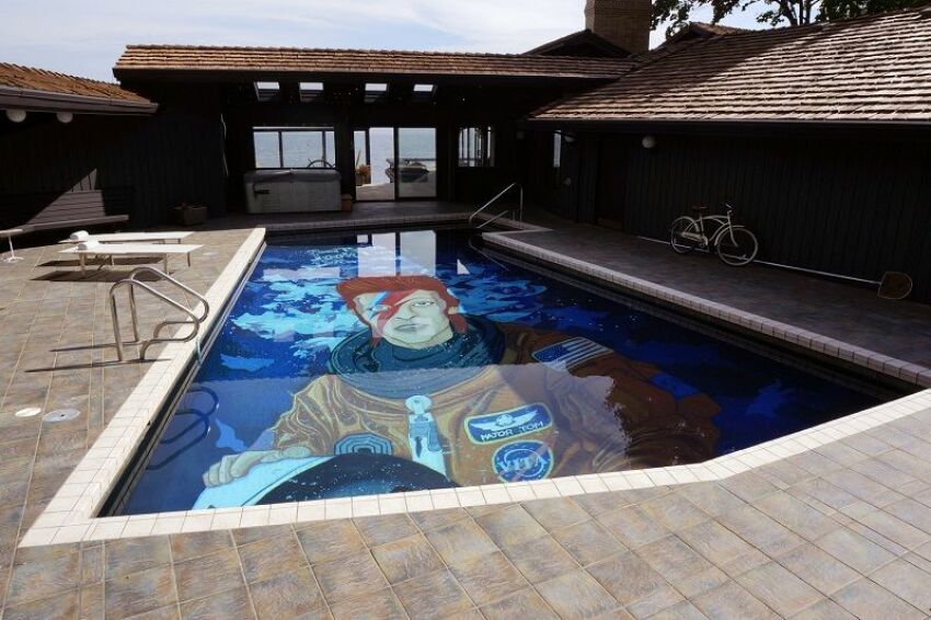 Un fond de piscine à l'effigie de David Bowie, par l'artiste américain Ten Hundred&nbsp;&nbsp;