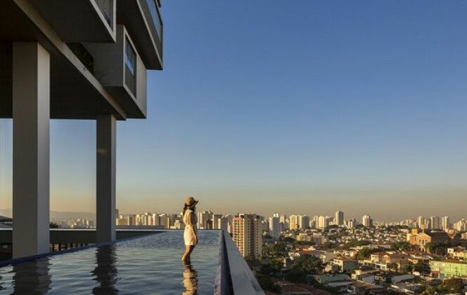 Un immeuble à 360° entouré d’une piscine !  © isay weinfeld 360 building pool - Arch Daily