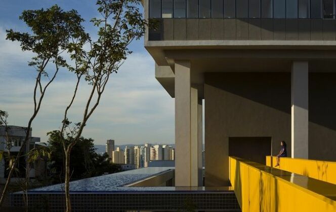 Un immeuble à 360° entouré d’une piscine !  © isay weinfeld 360 building pool - Arch Daily