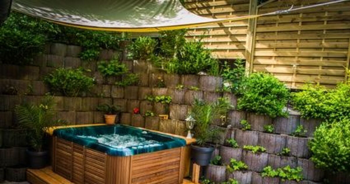 Un jacuzzi d'extérieur en bois