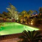 Un jardin et une terrasse pour agrémenter votre piscine