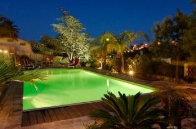 Un jardin et une terrasse pour agrémenter votre piscine
