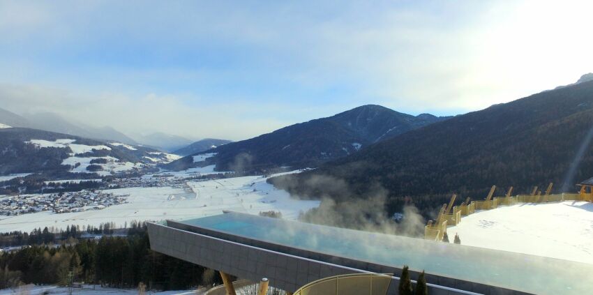 Un magnifique paysage en hiver, avec cette piscine suspendue&nbsp;&nbsp;