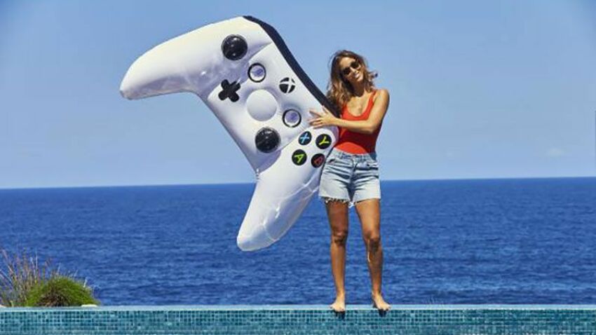 Un matelas gonflable en forme de manette Xbox One, idéal pour profiter de sa piscine.&nbsp;&nbsp;