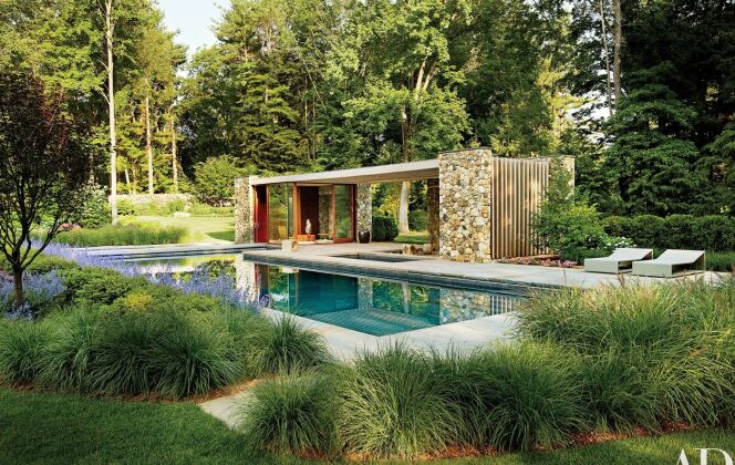 Un pool house ultra-moderne pour cette maison avec piscine enterrée et jacuzzi extérieur. © Architectural Digest