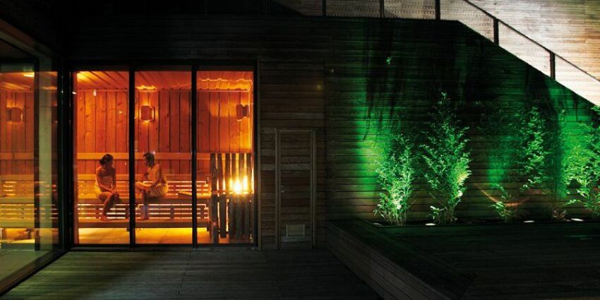 Un sauna traditionnel avec vue sur la terrasse du spa&nbsp;&nbsp;