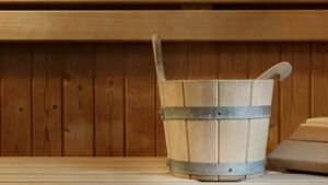 Accessoires de Sauna innoGadgets Seau de Sauna avec louche en Bois de pin finlandais de Haute qualité 4 litres Seau de Sauna Seau à Infusion Couvercle en Plastique Inclus 