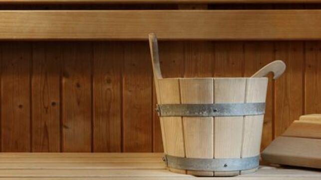 Un seau pour le sauna est le plus souvent fabriqué en bois.