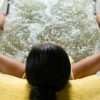 Un tapis de balnéo : les bienfaits de l'hydromassage dans sa baignoire