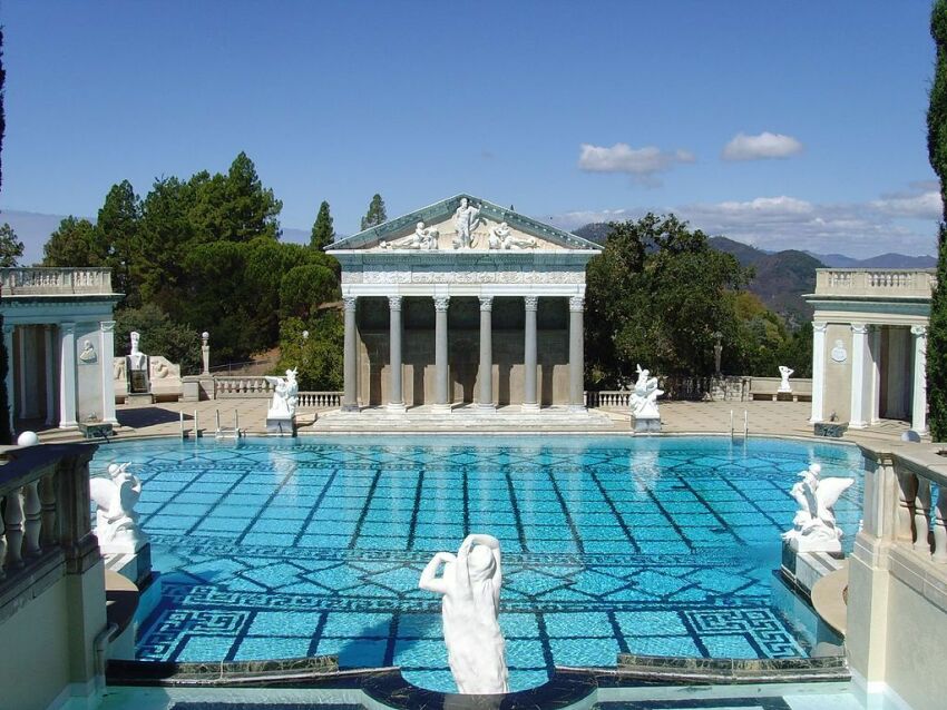 Un temple dédié à Neptune à côté de la piscine de Hearst Castle&nbsp;&nbsp;