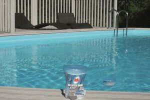 Un traitement piscine complet sans chlore pendant 2 mois : hth® MINI-EASYCLIC BROME