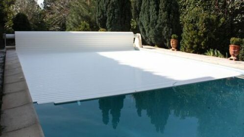 Un volet pour votre piscine permet de la protéger efficacement et en toute discrétion.