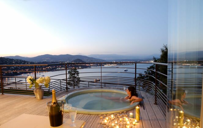 Un spa extérieur avec vue sur la mer pour des soirées de rêve. © L'Esprit Piscine