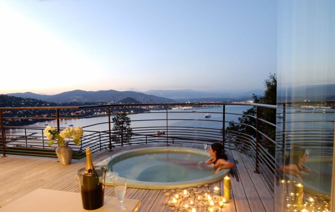 Un spa extérieur avec vue sur la mer pour des soirées de rêve. © L'Esprit Piscine