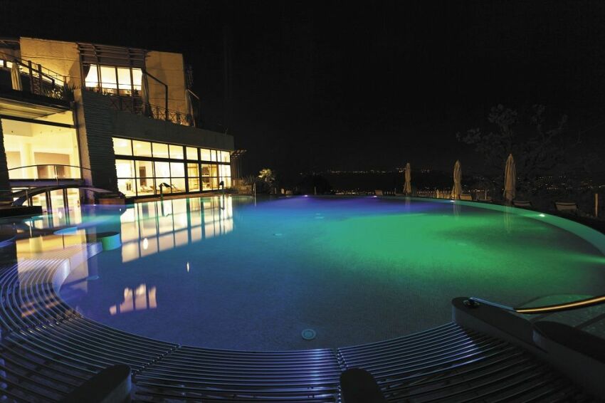 Une ambiance colorée dans votre piscine avec les éclairages subaquatiques IntelliBrite 5G de Pentair&nbsp;&nbsp;