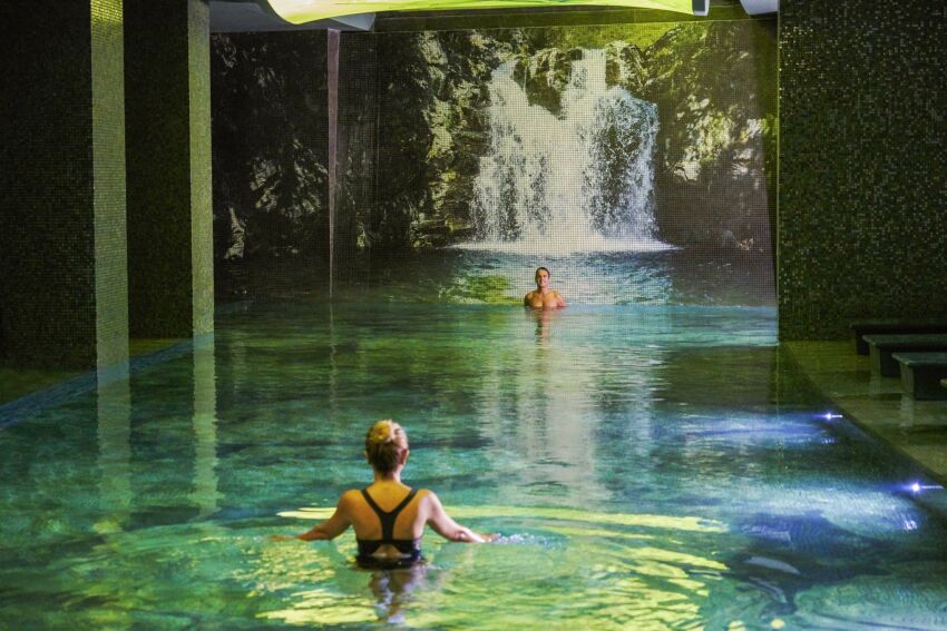 Une ambiance naturelle et relaxante dans l'espace bien-être de l'Hôtel Savoy Palace, par Ezarri&nbsp;&nbsp;