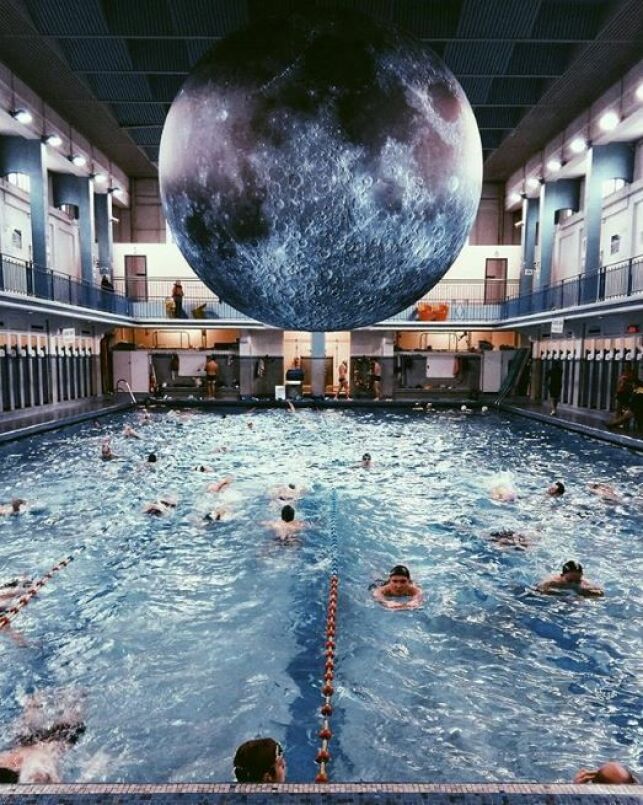 Une baignade au clair de lune à Paris : Museum Of The Moon