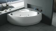 Une baignoire balnéo d'angle : design et gain de place