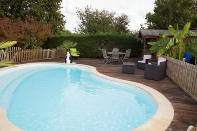 Une barrière en bois pour votre piscine