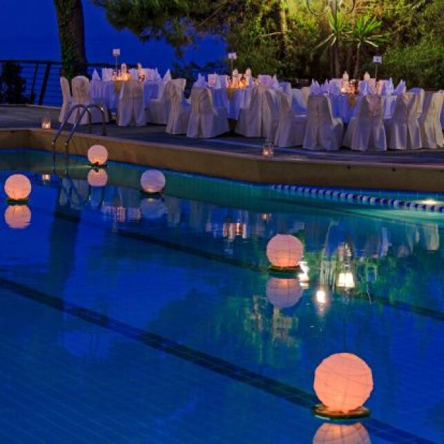 Si elle n'éclaire pas très efficacement, la boule lumineuse pour piscine est très décorative.