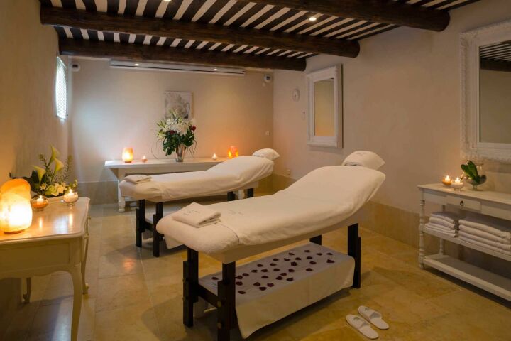 Une cabine de soins double au spa de l'Auberge de Cassagne - Le Pontet (Avignon) Une cabine de soins double au spa de l'Auberge de Cassagne - Le Pontet (Avignon)