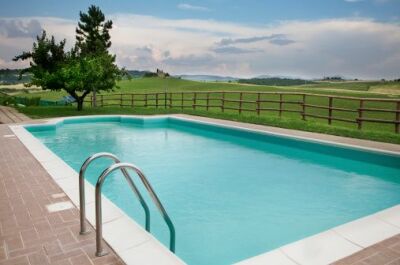 Clôture de piscine en bois