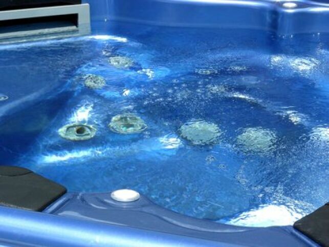Une couverture de spa maintiendra au maximum la température de l'eau du spa et protégera les enfants d'une éventuelle chute.