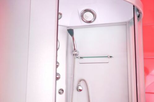 Une douche balnéo permet de profiter des bienfaits de la balnéothérapie à domicile.
