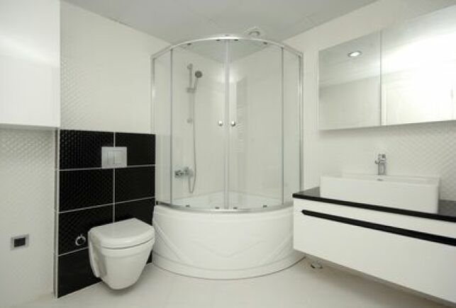 Une douche hammam est une bonne solution pour profiter des bienfaits du bain de vapeur dans les petits espaces.
