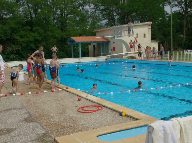 Une leçon de natation pour enfants à la piscine de Pouillon