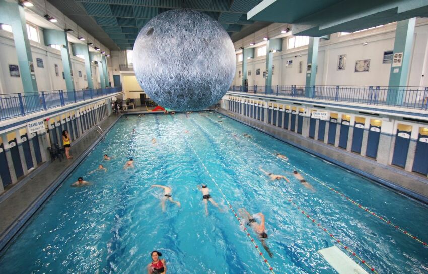 Une lune dans la Piscine Saint-Grégoire de Rennes&nbsp;&nbsp;