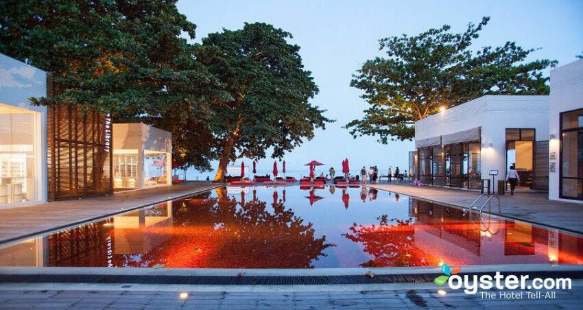 Une magnifique piscine rouge en Thaïlande&nbsp;&nbsp;