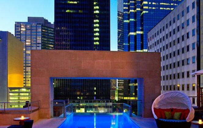 Une magnifique vue de Dallas depuis la piscine suspendue du Joule Hotel © Joule Hotel, Dallas