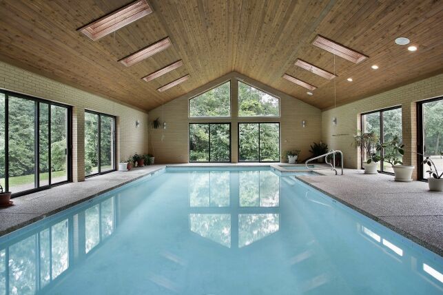 Une maison avec piscine intérieure : le luxe d'une baignade à domicile