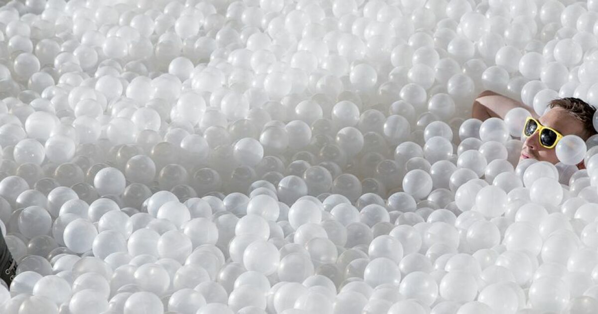 Миллион на шару. Белые пластиковые шарики. Миллион шарики. Пластиковые шарики белые и зеленые. Миллионы шаров в море.