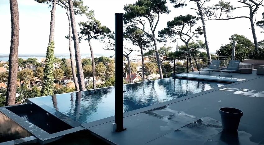 Une piscine à débordement et un spa sur le toit 