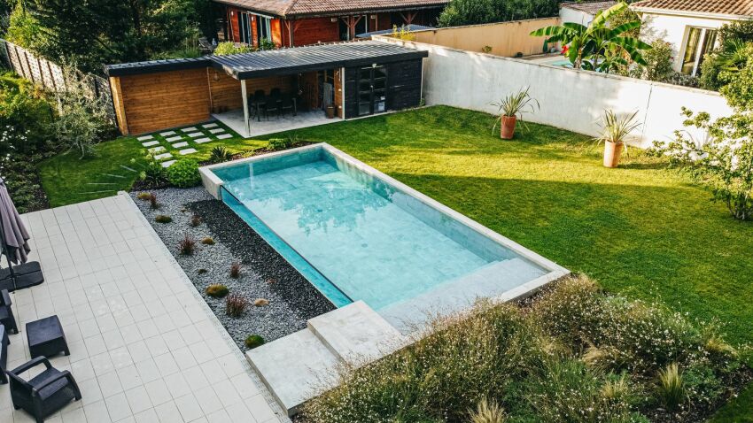 Une piscine à paroi de verre, par Bordeaux Piscines&nbsp;&nbsp;