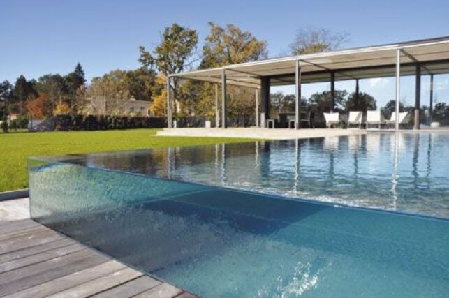 Une piscine à parois transparentes, par Carré Bleu