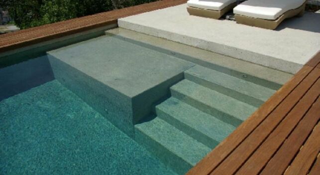 Une piscine avec banquette immergée