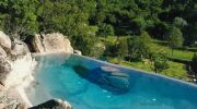 Une piscine avec faux rochers décoratifs 