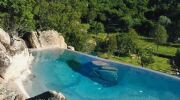 Une piscine avec faux rochers décoratifs