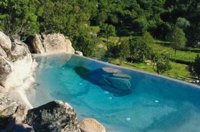 Une piscine avec faux rochers décoratifs 